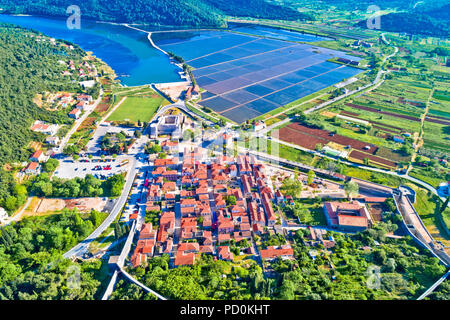 Ville de Ston bay et champs de sel vue aérienne, Peljesac, région de Croatie Dalmatie Banque D'Images