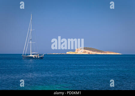 La voile par lonely desert stone island dans l'archipel de Dubrovnik, Dalmatie Région de la Croatie Banque D'Images