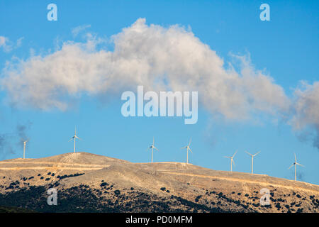 Les éoliennes dans les montagnes de l'île grecque Kefalonia Banque D'Images