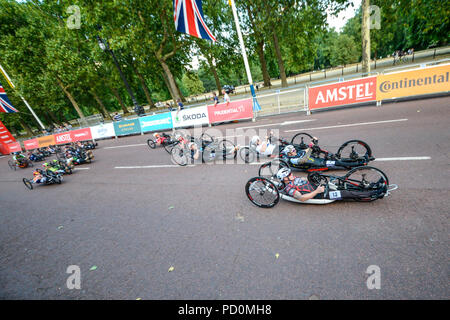 Grand Prix vélo manuel, partie de Prudential RideLondon événement du cycle. Para-athlètes racing dans le centre commercial handbikes, Londres, Royaume-Uni. Handcyclists la race. Banque D'Images