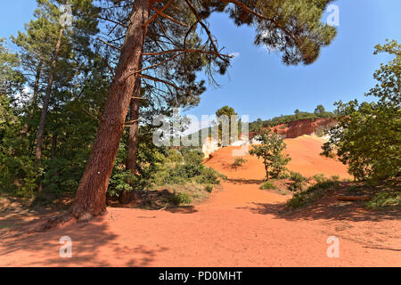 Célèbre des ocres du Luberon, situé à 10 kilomètres à l'ouest d'Apt et à 50 km d'Avignon dans la région Provence en France. Banque D'Images