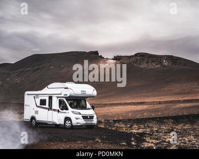 RV camping avec Caldera Krafla paysage dans l'arrière-plan, de Mývatn, Nord de l'Islande Banque D'Images