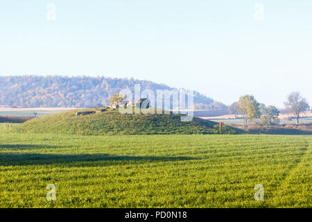 Tombe de l'âge de pierre sur une colline dans un paysage rural Banque D'Images