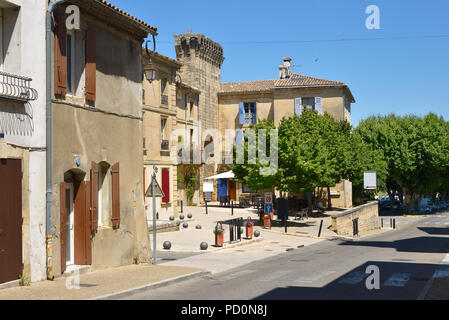 Village et reste de rempart de Châteaurenard, une commune française, située dans le département du Gard, dans le sud de la France. Banque D'Images