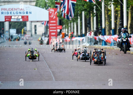 Grand Prix vélo manuel, partie de Prudential RideLondon événement du cycle. Para-athlètes racing dans le centre commercial handbikes, Londres, Royaume-Uni. Handcyclists. La Race Banque D'Images