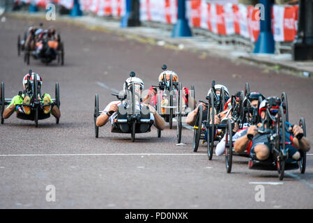 Grand Prix vélo manuel, partie de Prudential RideLondon événement du cycle. Para-athlètes racing dans le centre commercial handbikes, Londres, Royaume-Uni. Handcyclists. La Race Banque D'Images