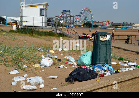 Les poubelles débordent et déchets sur plage de Skegness en été 2018. En plastique de l'océan. Angleterre, Royaume-Uni. Banque D'Images