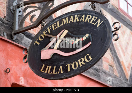 Toffelmakaren Sabotier Boutique Sign, la place Lilla Torg, Malmo, Suède Banque D'Images