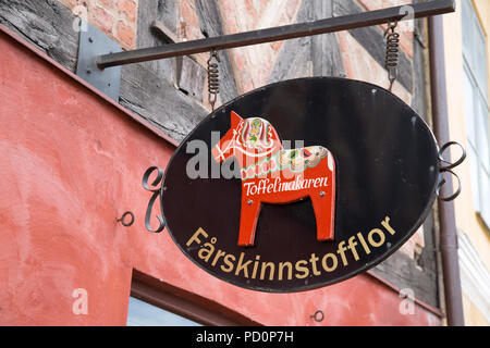 Toffelmakaren et jouets Boutique Sabotier Panneau ; la place Lilla Torg, Malmo, Suède Banque D'Images