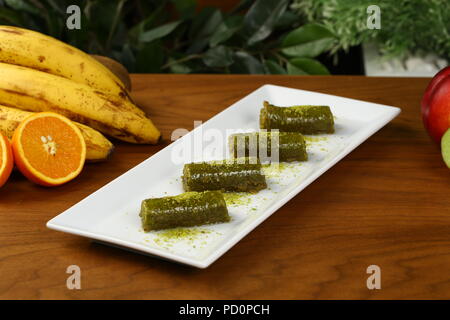 Rouleaux de pistache baklava,Fistik sarma, dessert traditionnel turc Banque D'Images