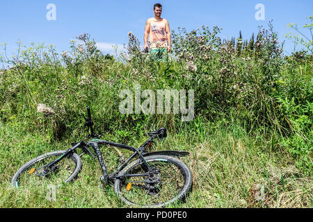 Homme en T-shirt sur le pré de montagne, Velka Javorina, montagnes Bilé Karpaty, frontière tchèque-slovaque Banque D'Images