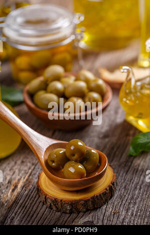 Entrée de la Méditerranée, le vert des olives marinées servi dans une cuillère en bois Banque D'Images