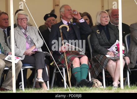 Le duc de Rothesay a un dram comme il assiste à l'Mey Highland Games à John O'Groats à Caithness Banque D'Images