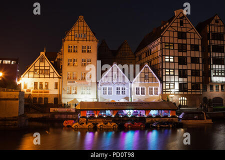 La Pologne, Gdansk, bâtiments traditionnels sur l'île de grenier par le fleuve Motlawa illuminé la nuit, Cité des Anges discothèque et restaurant Banque D'Images