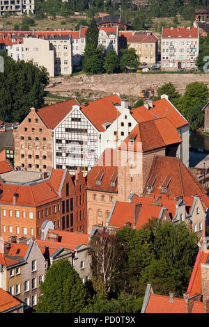 Dans la vieille ville de Gdansk en Pologne, voir au-dessus de la grue, National Maritime Museum building et maisons historiques Banque D'Images