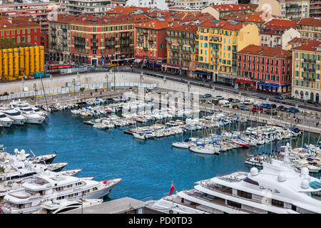 Ville de Nice en France, bâtiments colorés, des yachts et voiliers au port Lympia on French Riviera Banque D'Images