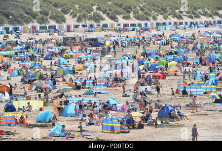 Les gens sur la plage de Woolacombe dans le Nord du Devon comme un autre sort de temps chaud hits au Royaume-Uni. Banque D'Images