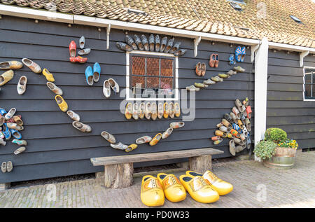 Zaandam, Zaanse Schans, Netherlands-April 22, 2018-mur décoré avec coloré néerlandais sabots à Zaandam museum Banque D'Images