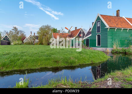 Paysage rural de maisons anciennes et canal à Zaanse, Pays-Bas Banque D'Images