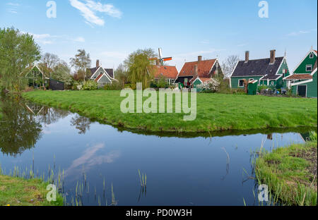 Paysage rural de maisons anciennes et canal à Zaanse, Pays-Bas Banque D'Images