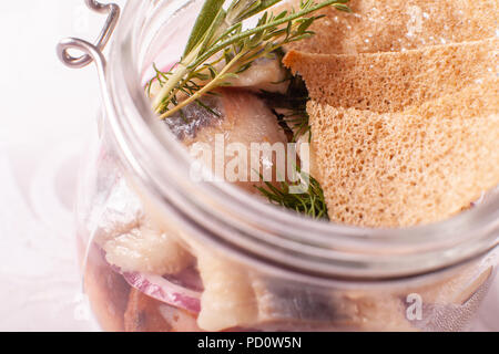 Le hareng et le seigle grillé. Dans le bocal en verre, l'alimentation d'origine danoise traditionnelle. sandwich avec une jeune hareng. Banque D'Images
