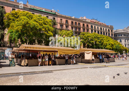 Marché d'antiquités de plein air dans l'Avenue Cathedral, Plaza, dans le quartier gothique, Barcelone, Espagne Banque D'Images