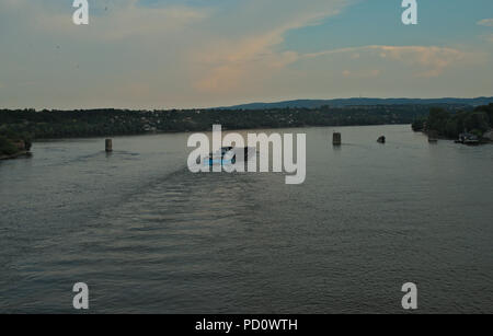 NOVI SAD, SERBIE - 6 juin : cargo qui coule sur Danube pendant le coucher du soleil Banque D'Images