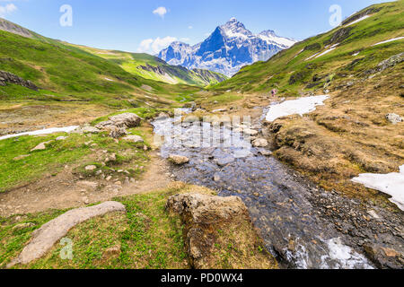 Vue sur un ruisseau de montagne vers l'Eiger de Bachalp, Grindelwald-First, région Jungfrau Region de l'Oberland Bernois Alpes, Suisse Banque D'Images