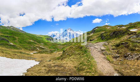 Curiosités : vue sur l'Eiger vont d'un sentier de montagne dans la région de Grindelwald-First, région Jungfrau Alpes de l'Oberland Bernois, Suisse Banque D'Images