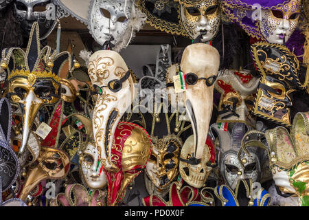 Venise, Italie - 23 mars 2018 : Divers masques vénitiens en vente à Venise, Italie Banque D'Images