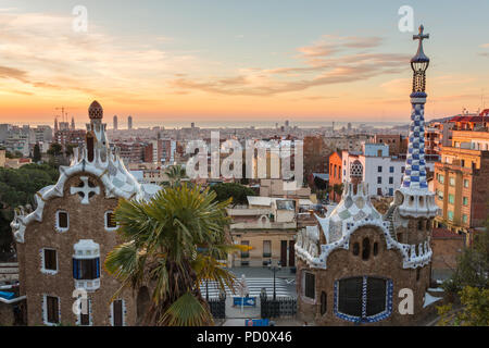 Lever du soleil sur le parc Guell conçu par Antoni Gaudi, Barcelone, Espagne. Banque D'Images