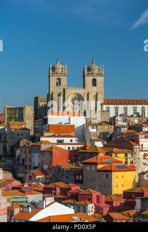 Vue de la vieille ville de Ribeira de Porto avec la Cathédrale, le Portugal. Banque D'Images