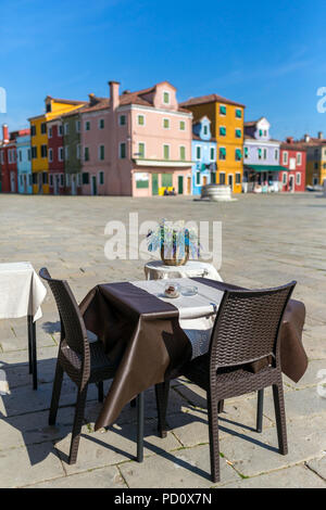 Terrasse d'un café confortable à l'île Burano à Venise, Italie Banque D'Images