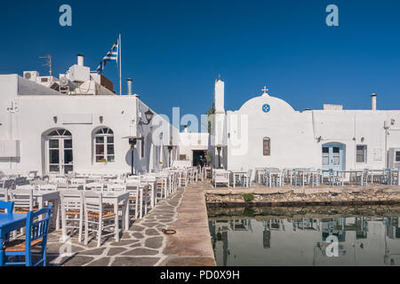 Tables de taverne grecque typique dans la ville pittoresque de Naoussa, Paros, Cyclades, Grèce Banque D'Images