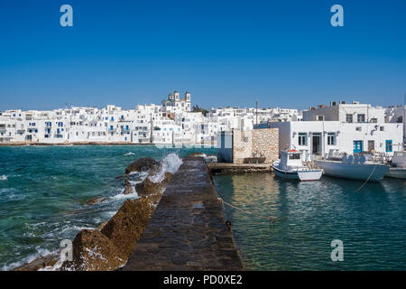 Village de pêcheurs grecs Naoussa sur l'île de Paros, Cyclades, en Grèce. Banque D'Images