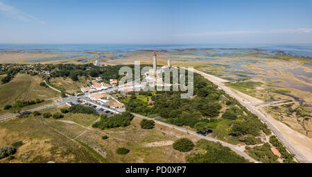 Vue aérienne de Baleines phare à marée basse, France Banque D'Images