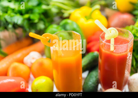 Deux smoothies de fruits et légumes sains dans des grands verres entouré par un assortiment de produits frais ingrédients dans un angle élevé vue rapprochée Banque D'Images