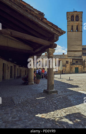 Arcade médiévale de la place principale et l'église de San Juan à l'arrière-plan du village de Pedraza, ville de Ségovie, Espagne, Europe Banque D'Images