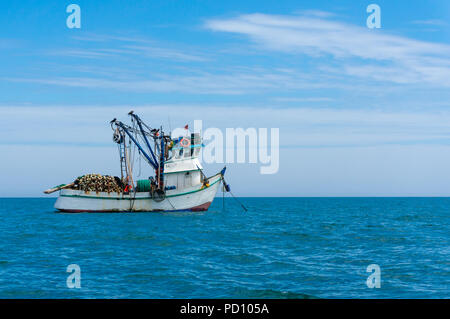 Bateau de pêche dans l'océan pacifique Banque D'Images