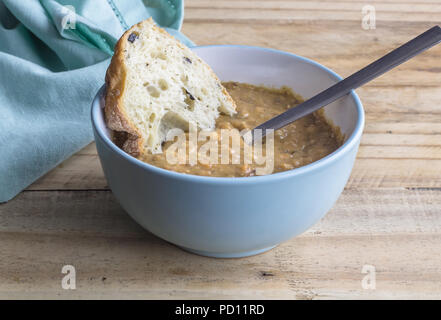 La soupe et le pain - boeuf, l'orge et de soupe aux légumes avec du pain ciabatta aux olives Banque D'Images