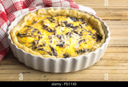 Tarte aux champignons sur table de cuisine en bois rustique Banque D'Images