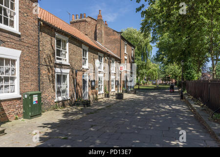 Place de l'abbaye, une jolie rue piétonne bordée de vieilles maisons en terrasse à côté de l'abbaye de Selby historique, North Yorkshire, UK Banque D'Images