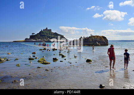 Les touristes en attente de la chaussée pour ouvrir sur une journée ensoleillée, St Michael's Mount, Cornwall, UK - John Gollop Banque D'Images