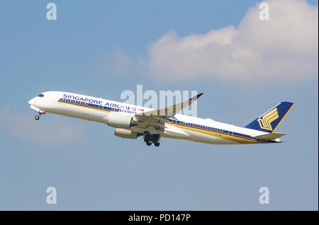 Singapore Airlines Airbus A350 décollant de l'aéroport de Manchester Banque D'Images