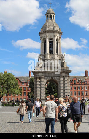 Le Clocher Campanile à Trinity College Dublin, Irlande. Achevé en 1853 il a une hauteur de 30m. Banque D'Images