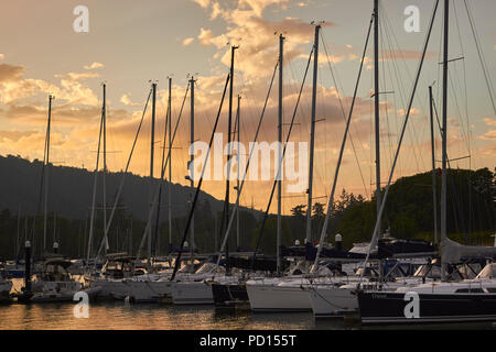 Les bateaux de plaisance, au crépuscule, le lac Windermere, Parc National de Lake District, Bowness, Cumbria, Royaume-Uni. Banque D'Images