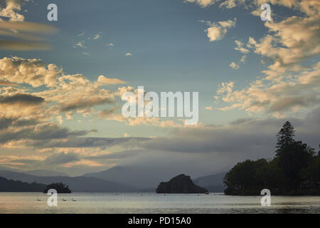 Le lac Windermere, au crépuscule, Bowness, Parc National de Lake District, Cumbria, England, UK Banque D'Images