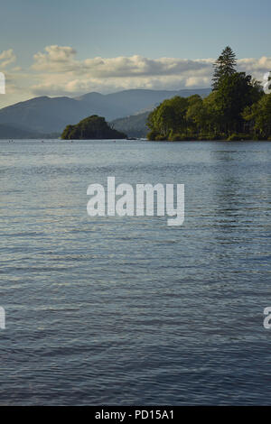 Le lac Windermere, au crépuscule, Bowness, Parc National de Lake District, Cumbria, England, UK Banque D'Images