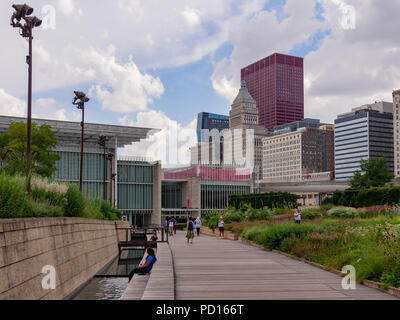Lurie Garden, l'aile moderne de l'Art Institute et gratte-ciel. Le Millennium Park, Chicago, Illinois. Banque D'Images