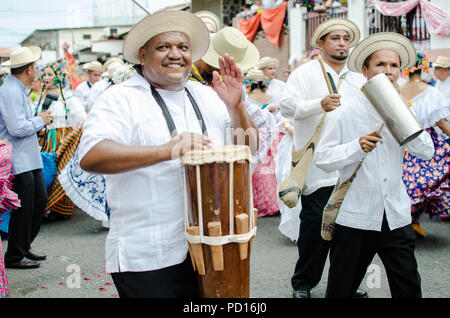 Les hommes jouant de la musique traditionnelle lors d'une festivité. Banque D'Images